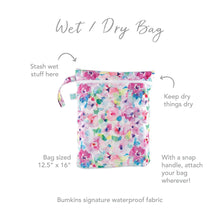 Load image into Gallery viewer, Infographic of Bumkins Wet/Dry Bag: Bumkins signature waterproof fabric, stash wet stuff, keep dry things dry, snap handle.