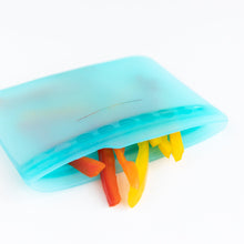 Load image into Gallery viewer, A Bumkins Silicone Flat Reusable Bag 2 Pack, Blue packed with colorful bell pepper slices on a white background.