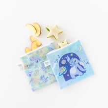 Load image into Gallery viewer, Bumkins Reusable Snack Bag, Large 2 Pack: Stitch Star-ring Up Trouble sits with apple slices and star-shaped sandwiches on a white background.