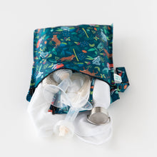 Load image into Gallery viewer, Bumkins Wet Bag: Jungle holds breast pump parts, cloth, and a water bottle on a white background.