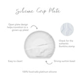 Infographic of Bumkins Silicone Grip Plate: 100% food-safe platinum silicone, strong suction base, open plate design, easy to clean.