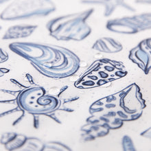 Load image into Gallery viewer, Close-up of water droplets on Roamio by Bumkins Clear Travel Bag 3 Pack: Shells .
