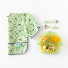 Load image into Gallery viewer, Bumkins Silicone Grip Dish: Green Jelly with cornbread, pasta, and oranges sits next to a llama bib and fork &amp; spoon set on a white background.
