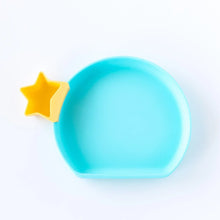 Load image into Gallery viewer, Bumkins Silicone Grip Plate: Blue with a yellow star-shaped silicone container hanging from the edge on a white background.
