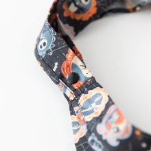 Load image into Gallery viewer, Close-up of Bumkins Packable Tote Bag: Ghostly Gallery on a white background, highlighting the snap closure on the straps.
