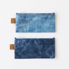 Load image into Gallery viewer, Roamio by Bumkins Reusable Snack Bag, Small 2 Pack: Denim on Denim is neatly arranged on a white background.
