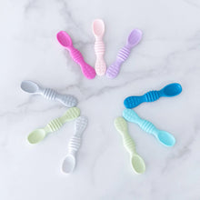 Load image into Gallery viewer, Bumkins Silicone Dipping Spoons 3 Pack: Lollipop is artfully displayed with other spoons on a marble background.
