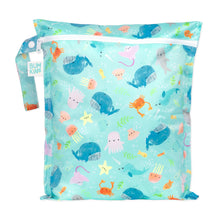 Load image into Gallery viewer, Bumkins Wet Bag: Ocean Life features sea creatures on blue waterproof fabric, with a zipper closure and side handle.
