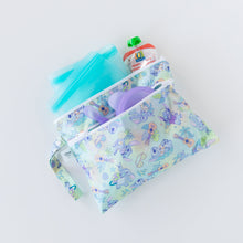 Load image into Gallery viewer, Bumkins Wet/Dry Clutch: Aloha Stitch holds turquoise bags, a purple bowl with matching spoon, and an applesauce pouch on a white background.

