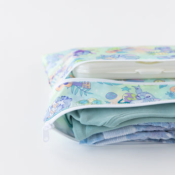Bumkins Wet/Dry Clutch: Aloha Stitch faces the camera on a white background, revealing the green and blue clothes and white container inside.