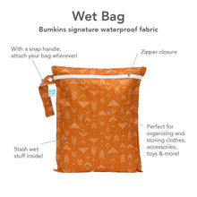 Load image into Gallery viewer, Infographic of Bumkins Wet Bag: Bumkins signature waterproof fabric, zipper closure, snap handle, perfect for organizing and storing.

